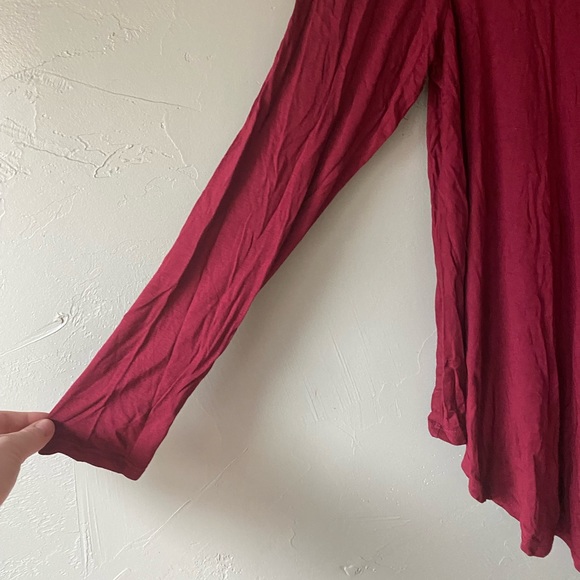 Flowy, maroon top with wide neckline and deep V in front and back, size 1X - Picture 3 of 7